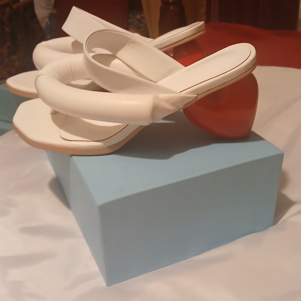 Elegant Design heart shaped heel leather buckle party sandles sz. 8.5 - Picture 9 of 12